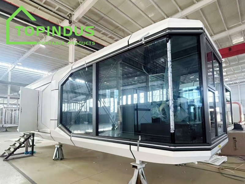 تتميز كبسولات الفضاء بمواد متينة ومقاومة للعواصف.